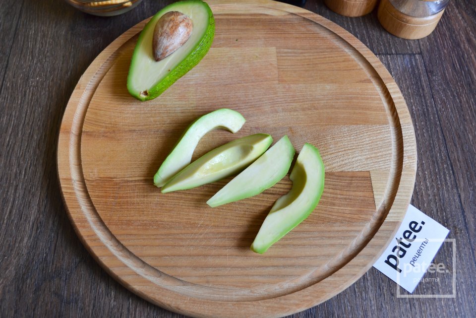 Паштет из авокадо и зеленого горошка на крекерах - Шаг 4