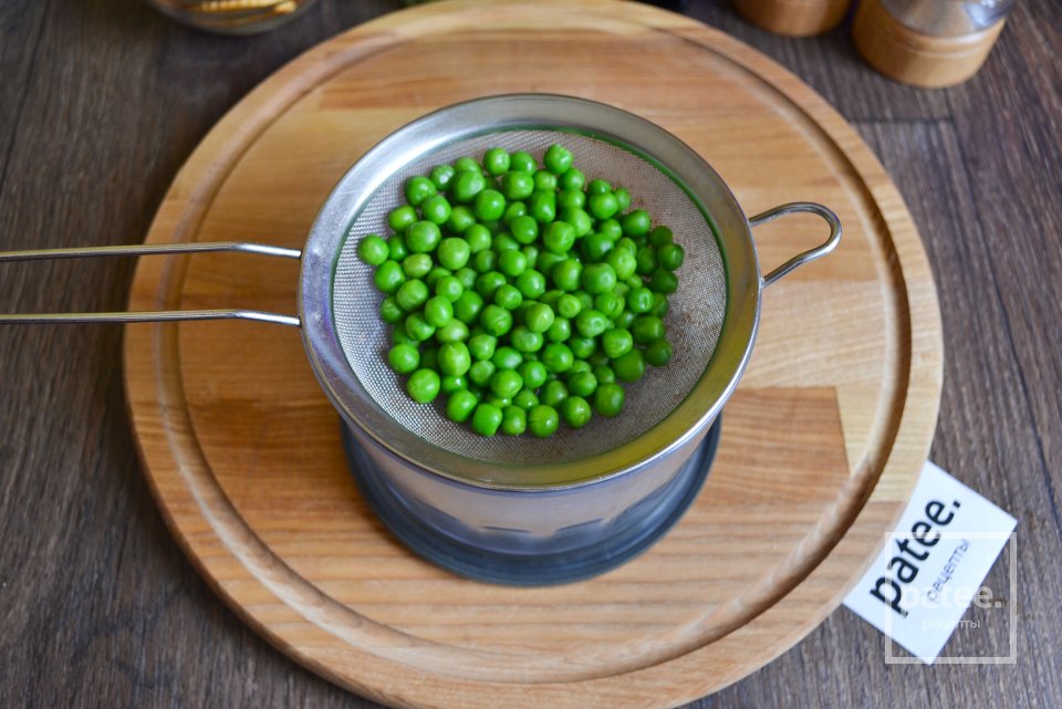 Паштет из авокадо и зеленого горошка на крекерах - Шаг 5