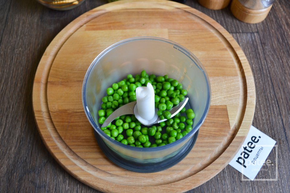 Паштет из авокадо и зеленого горошка на крекерах - Шаг 6