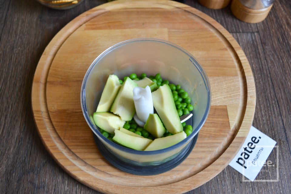 Паштет из авокадо и зеленого горошка на крекерах - Шаг 7