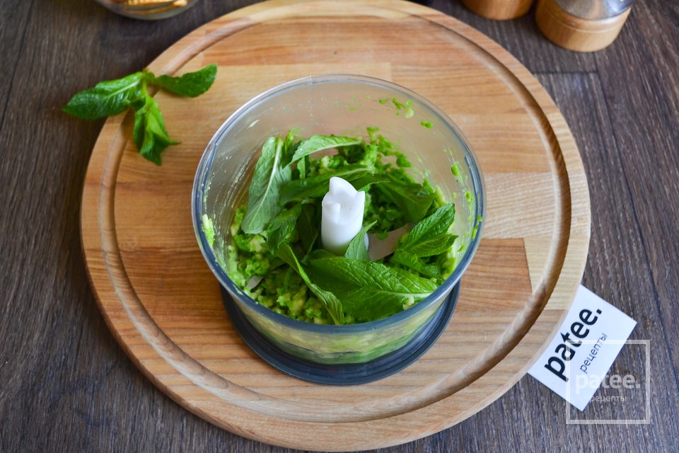 Паштет из авокадо и зеленого горошка на крекерах - Шаг 8