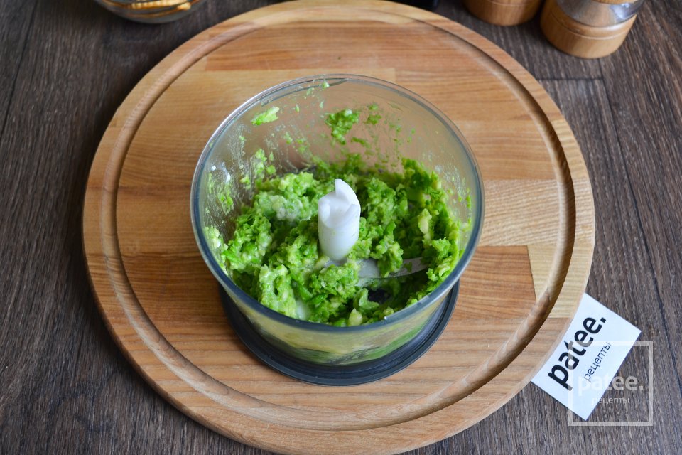 Паштет из авокадо и зеленого горошка на крекерах - Шаг 9