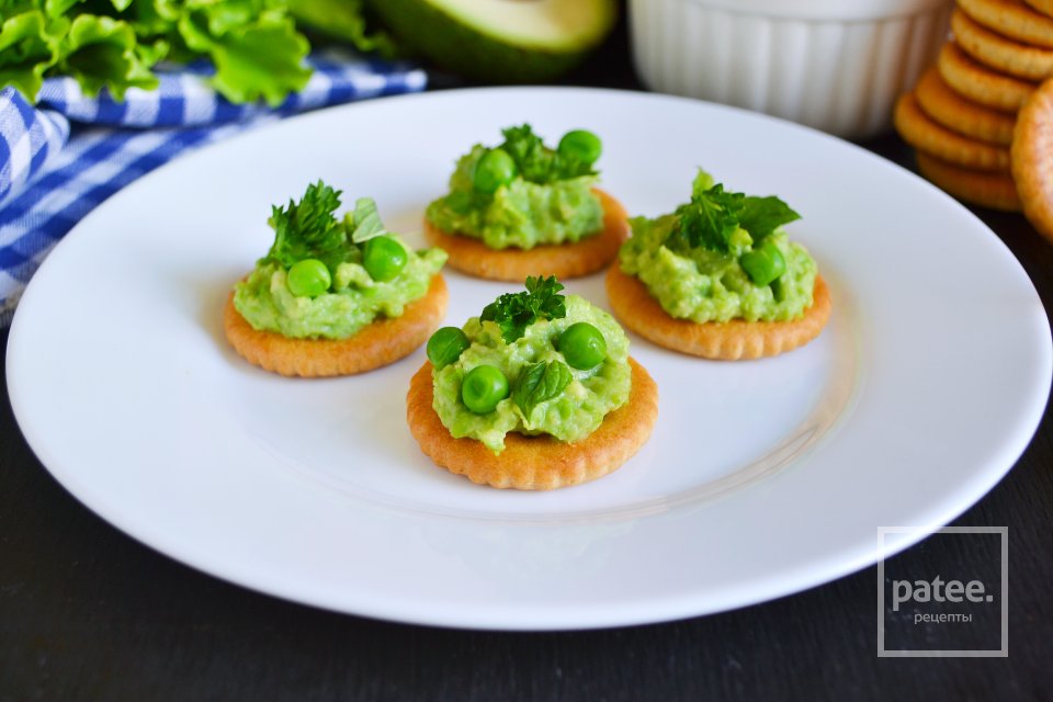 Паштет из авокадо и зеленого горошка на крекерах - Шаг 14