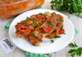 Карп запеченный в томатном соусе с овощами