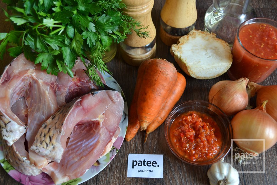 Карп запеченный в томатном соусе с овощами - Шаг 1