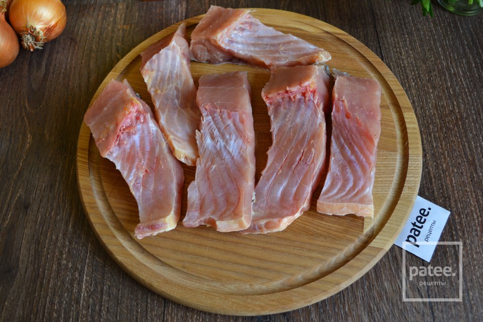 Карп запеченный в томатном соусе с овощами - Шаг 2