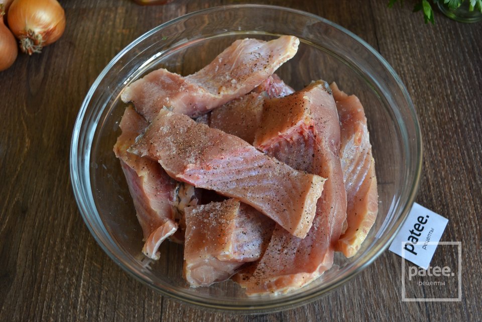 Карп запеченный в томатном соусе с овощами - Шаг 3