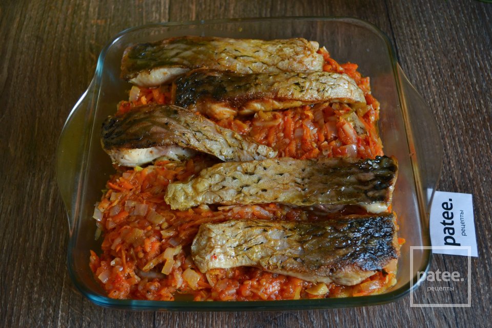 Карп запеченный в томатном соусе с овощами - Шаг 13