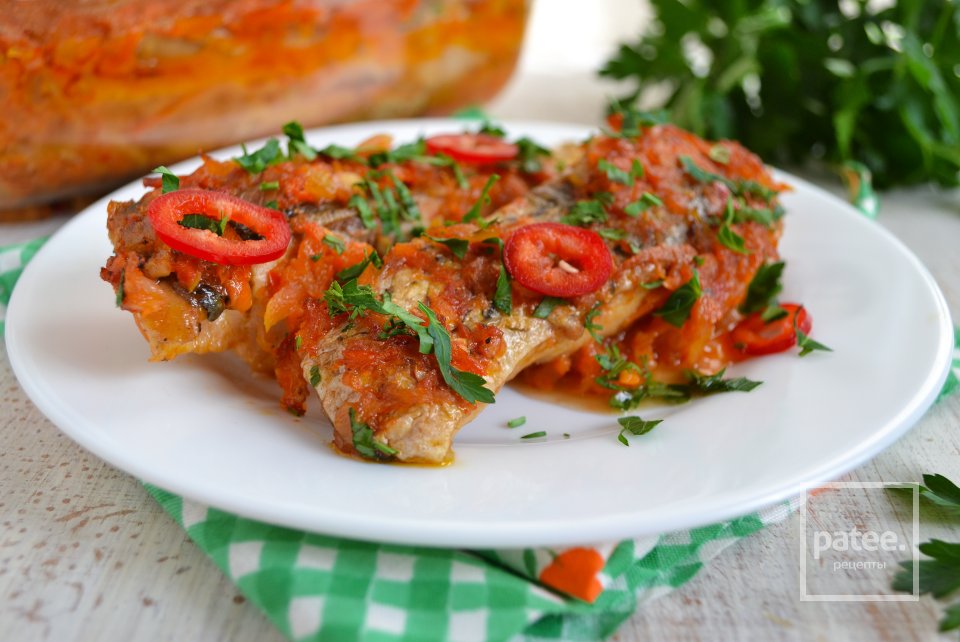 Карп запеченный в томатном соусе с овощами - Шаг 16