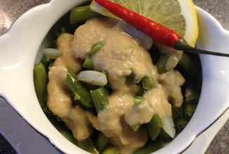 Стручки фасоли под кунжутным соусом.