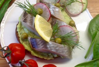 Бутерброд "Голодный холостяк" с гуакамоле и сельдью.