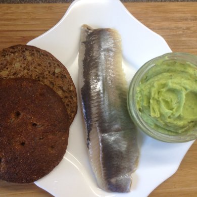 Бутерброд "Голодный холостяк" с гуакамоле и сельдью. - Шаг 1