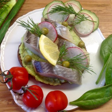 Бутерброд "Голодный холостяк" с гуакамоле и сельдью. - Шаг 2