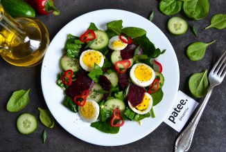 Салат со свеклой, шпинатом и яйцом.