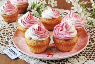 Капкейки с начинкой из черничного джема