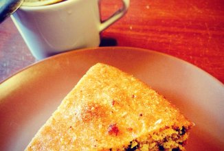 Манник постный с черносливом и изюмом.