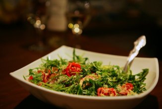 Салат с рукколой, беконом и кедровыми орешками