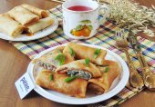 Блины с курицей, грибами и зеленым луком