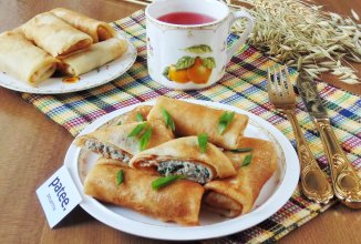 Блины с курицей, грибами и зеленым луком