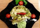 Фантастически вкусная печёная капуста с зелёным хумусом.