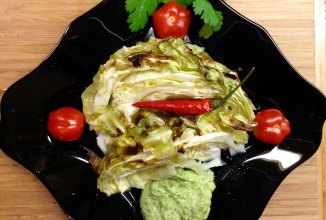 Фантастически вкусная печёная капуста с зелёным хумусом.