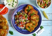 Драники с зеленым луком и овощным салатом