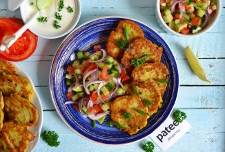 Драники с зеленым луком и овощным салатом