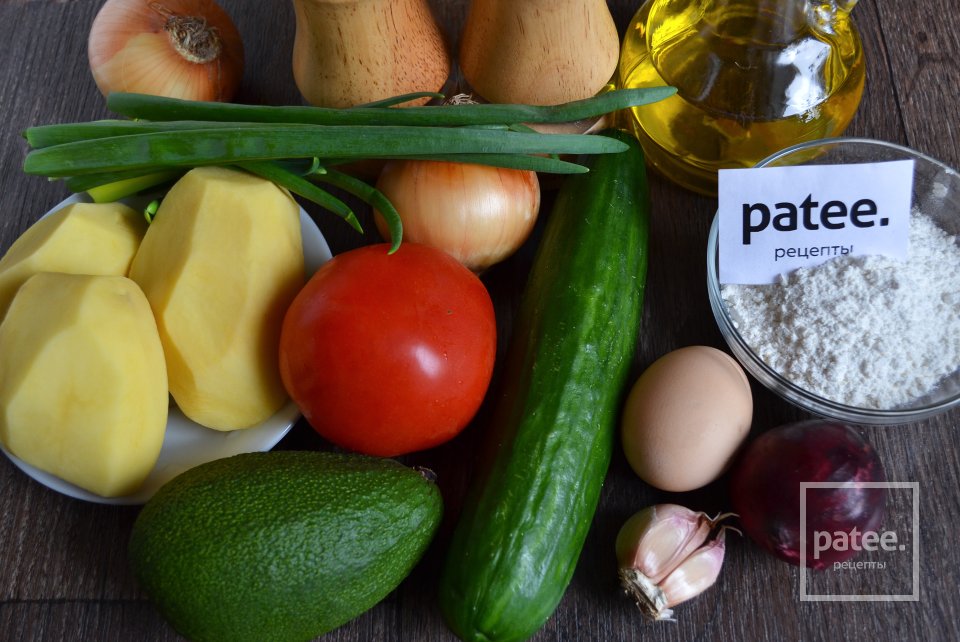Драники с зеленым луком и овощным салатом - Шаг 1