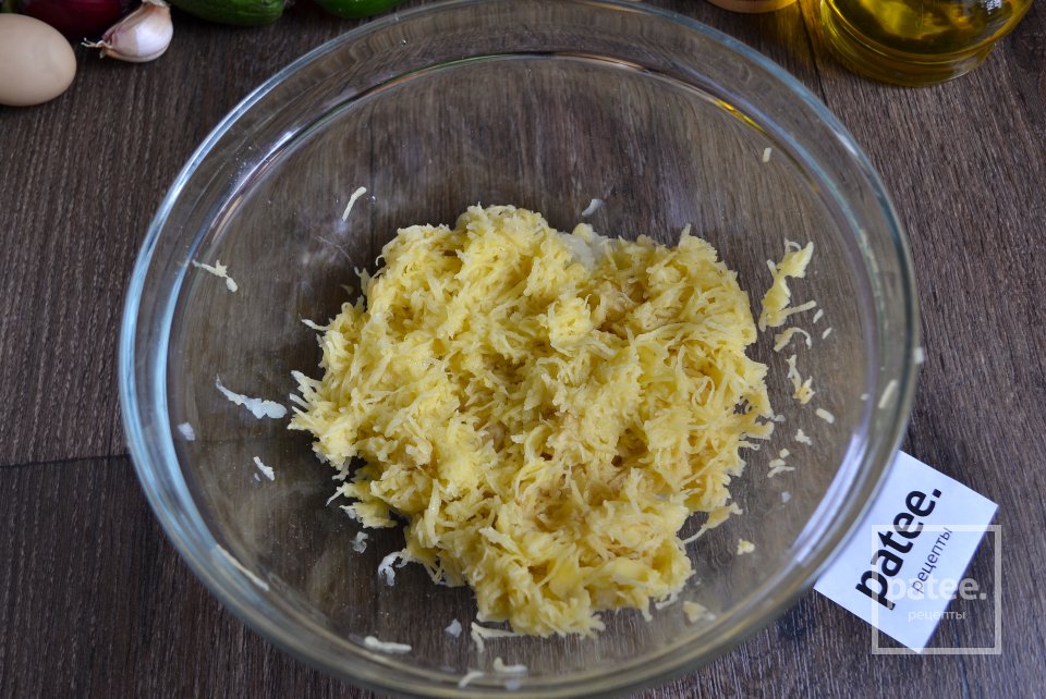 Драники с зеленым луком и овощным салатом - Шаг 3