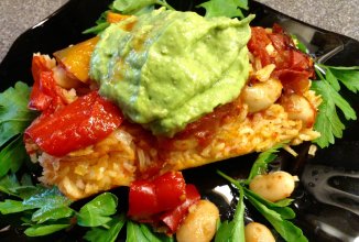 Латиноамериканская запеканка с лечо и гуакамоле.