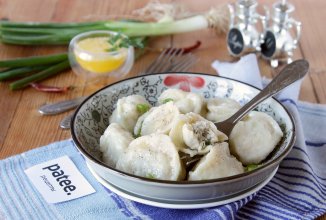 Пельмени с курицей и зеленым луком