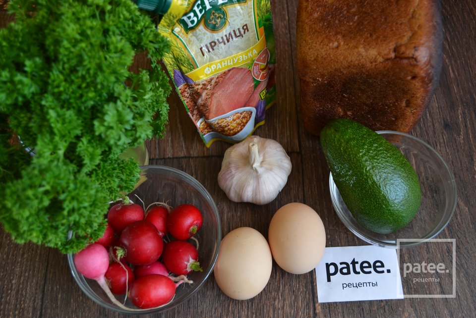 Тосты из ржаного хлеба с авокадо и яйцом - Шаг 1