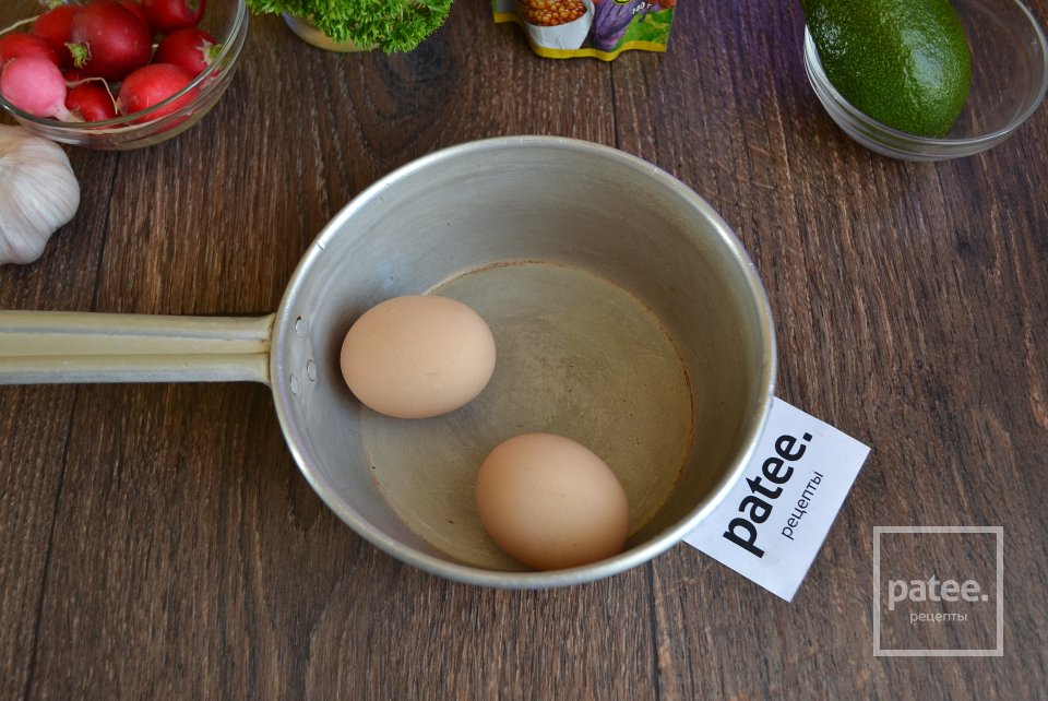 Тосты из ржаного хлеба с авокадо и яйцом - Шаг 3