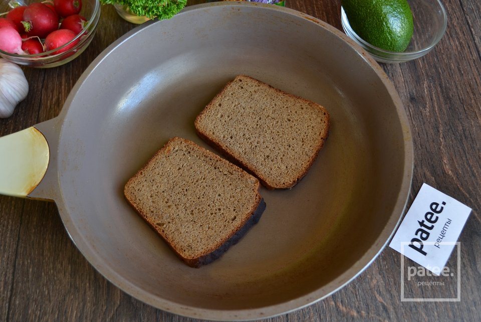 Тосты из ржаного хлеба с авокадо и яйцом - Шаг 4