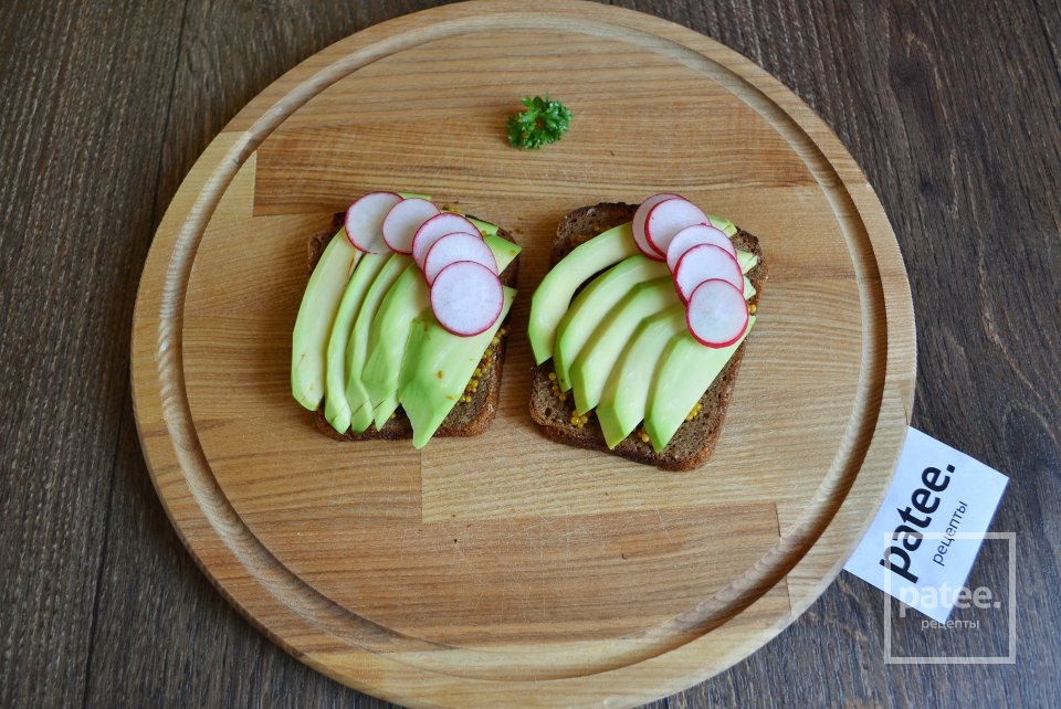 Тосты из ржаного хлеба с авокадо и яйцом - Шаг 9