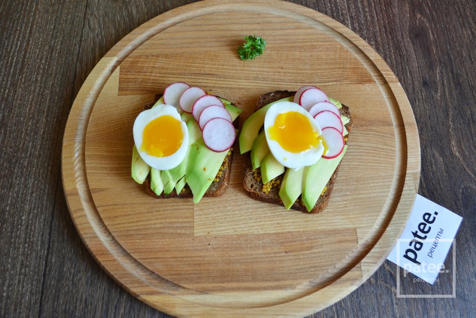 Тосты из ржаного хлеба с авокадо и яйцом - Шаг 10