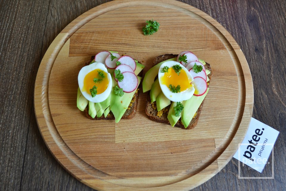 Тосты из ржаного хлеба с авокадо и яйцом - Шаг 11