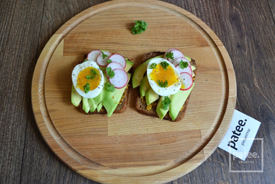 Тосты из ржаного хлеба с авокадо и яйцом - Шаг 12