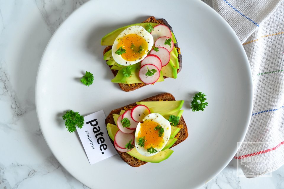 Тосты из ржаного хлеба с авокадо и яйцом - Шаг 13
