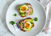 Тосты из ржаного хлеба с авокадо и яйцом