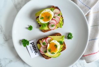 Тосты из ржаного хлеба с авокадо и яйцом
