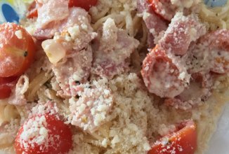 Паста с беконом и томатами черри