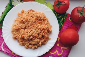 Плов с куриной грудкой и томатной пастой