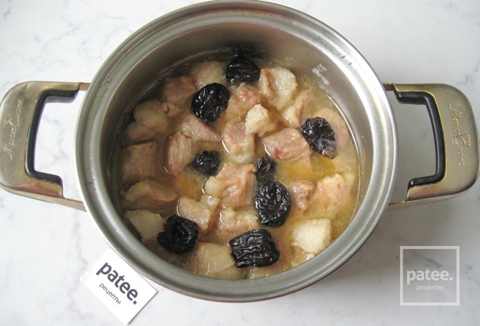 Свинина с черносливом в пиве - Шаг 11