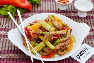 Корейский салат из свинины и огурца