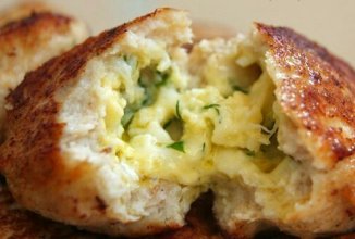Куриные котлеты с начинкой из сыра и яйца