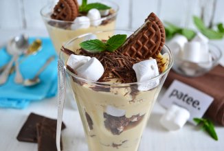 Десерт из песочного печенья, маршмэллоу и карамельного крема