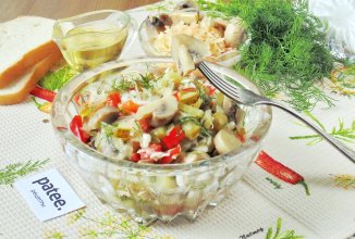 Салат с маринованными грибами и квашеной капустой