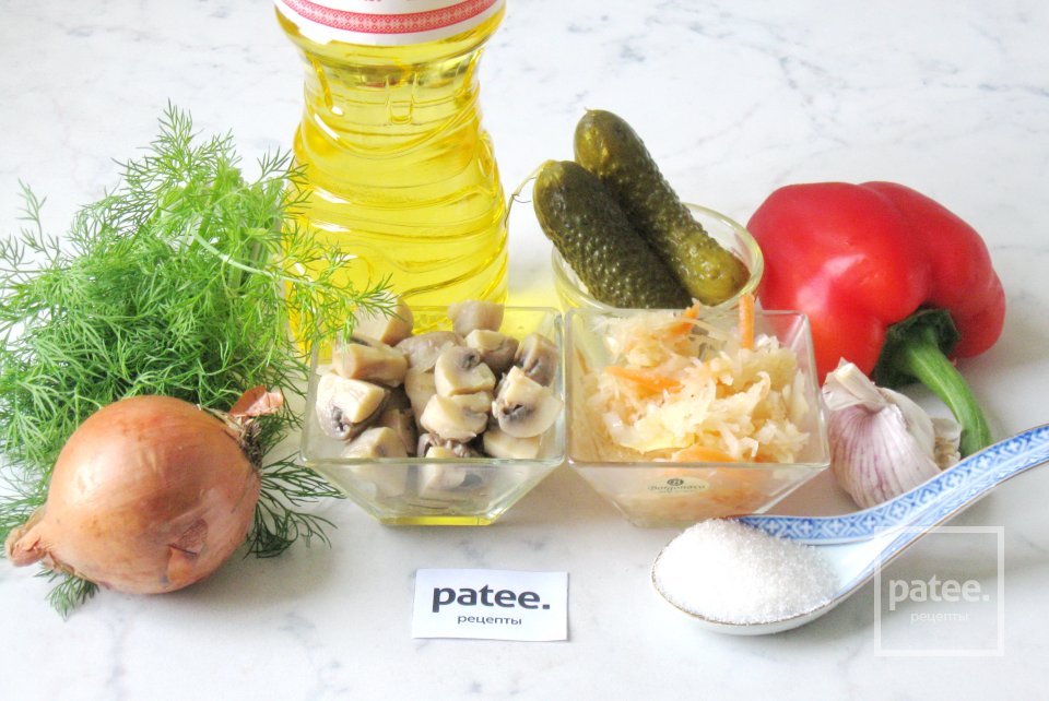 Салат с маринованными грибами и квашеной капустой - Шаг 1
