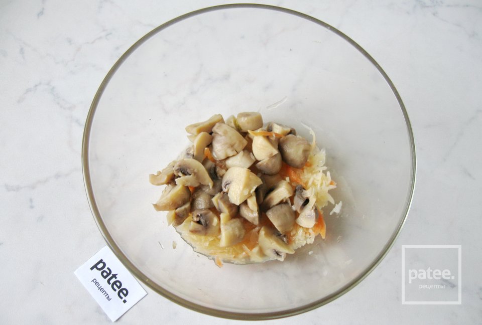 Салат с маринованными грибами и квашеной капустой - Шаг 3